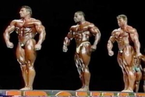 1999 ironman pro invitational milos sarcev vs chris cormier vs Gunter Schlierkamp posa di rilassata laterale